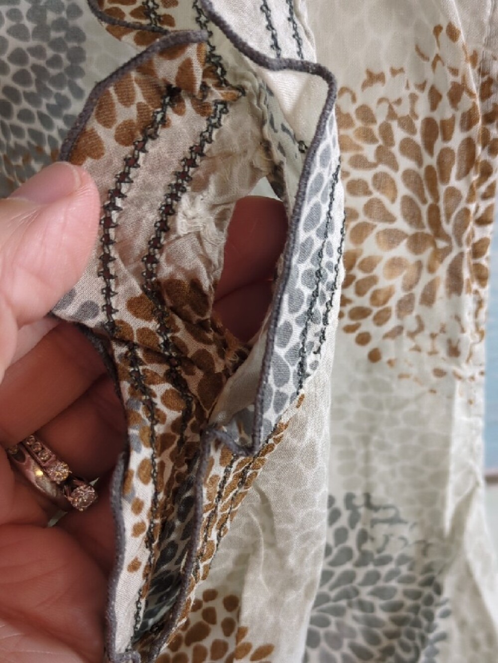 Old Navy Sleeveless Ruffle V-Neck Printed Tank — Neutral Dot Floral - Picture 4 of 5